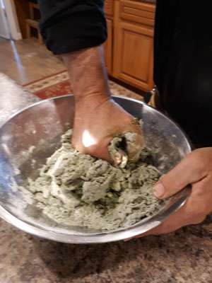 Mixing the dough for green algae noodles