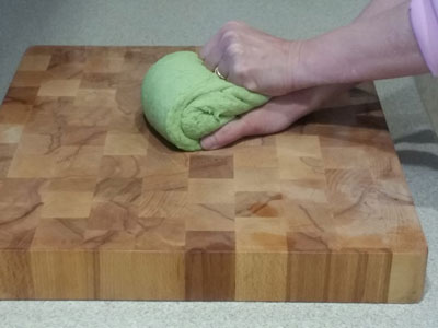 Kneading the green algae gyoza dough