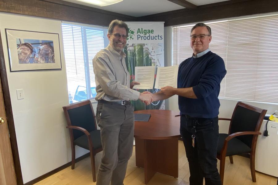 Piero Scapini, president of Nooter/Eriksen and Henk de Waard, President & CEO of Arizona Algae Products, LLC shake hands at the signing of the partnership agreement between Nooter/Eriksen and Arizona Algae Products in July 2022.