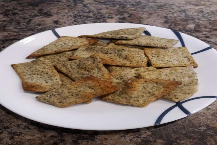 A Dinner Plate with DEPRO50+ Algae Crackers