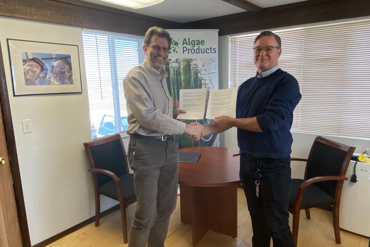 Piero Scapini, president of Nooter/Eriksen and Henk de Waard, President & CEO of Arizona Algae Products, LLC shake hands at the signing of the partnership agreement between Nooter/Eriksen and Arizona Algae Products in July 2022.